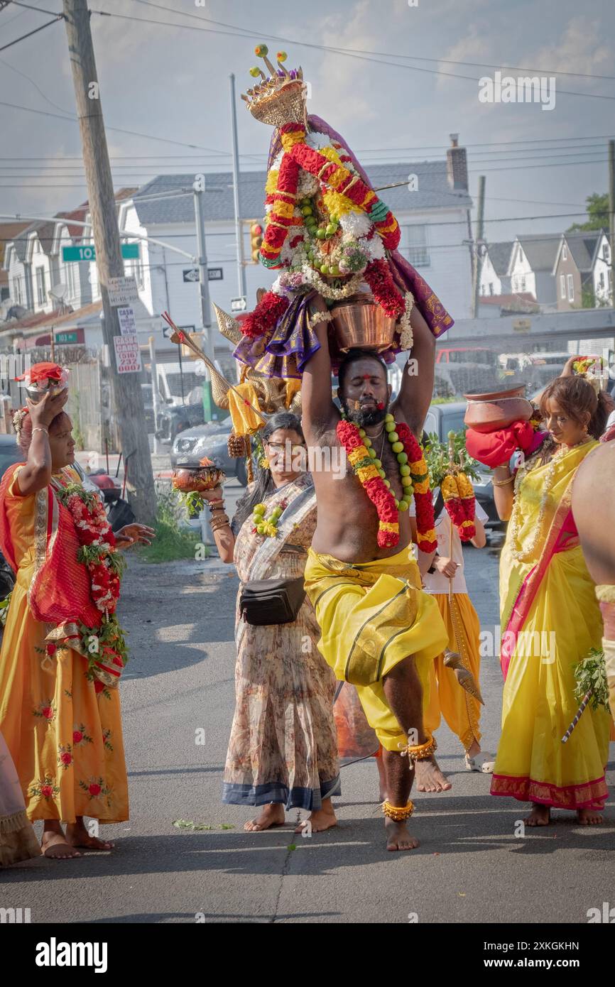 Vor dem Beginn des Thimithi-Feuerweges 2024 tanzt ein hinduistischer Anhänger mit einer Statue der Göttin Kai darüber. In Jamaika, Queens, New York. Stockfoto