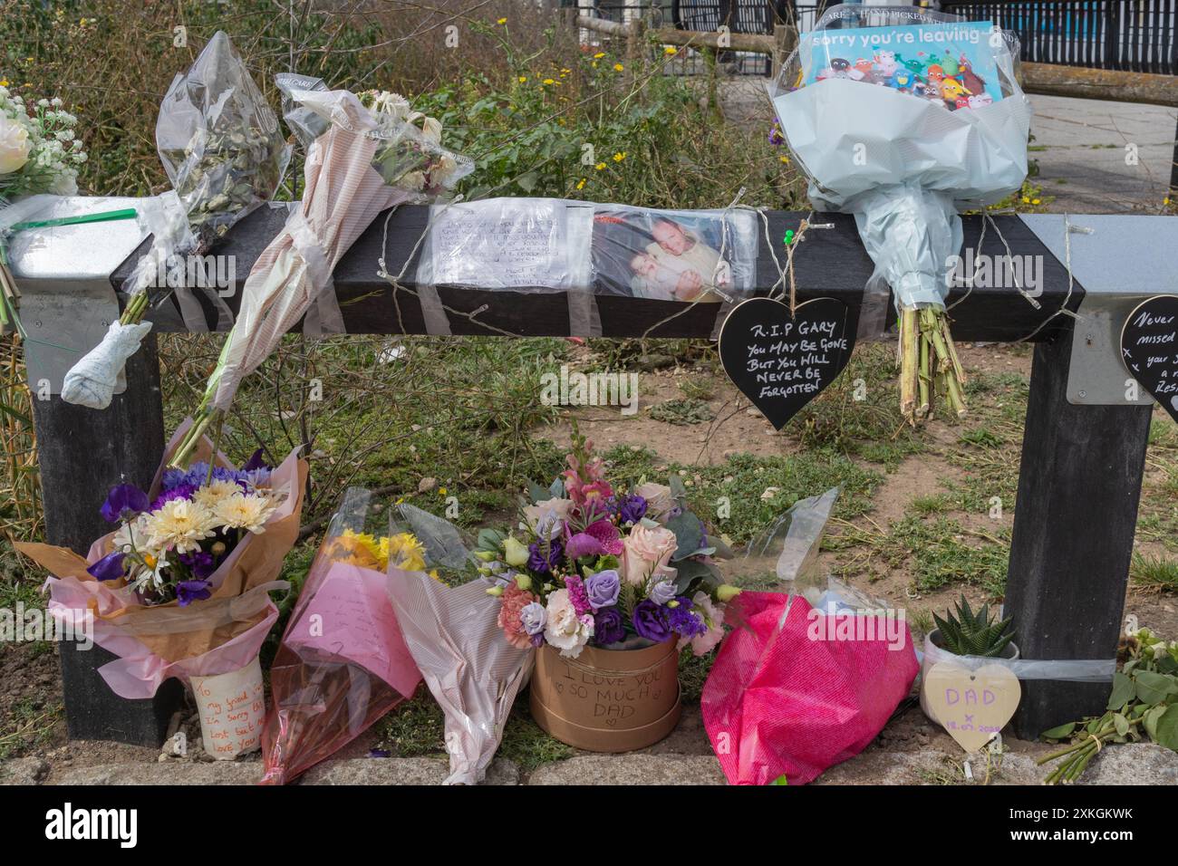 Westcliff on Sea, Großbritannien. Juli 2024. Floral Tributs und Nachrichten, die nach einem tödlichen Messerstecher auf dem Parkplatz der Hamlet Court Road hinterlassen wurden. Gary Hindle, 53, starb am Abend des 18. Juli am Tatort und ein zweites Opfer wurde nach dem Angriff mit schweren Verletzungen ins Krankenhaus gebracht. Barry Mooney, ein 55-jähriger Mann, wurde wegen Mordes, versuchten Mordes und des Besitzes eines mit Klingen oder spitzen gegenständen angeklagt. Penelope Barritt/Alamy Live News Stockfoto