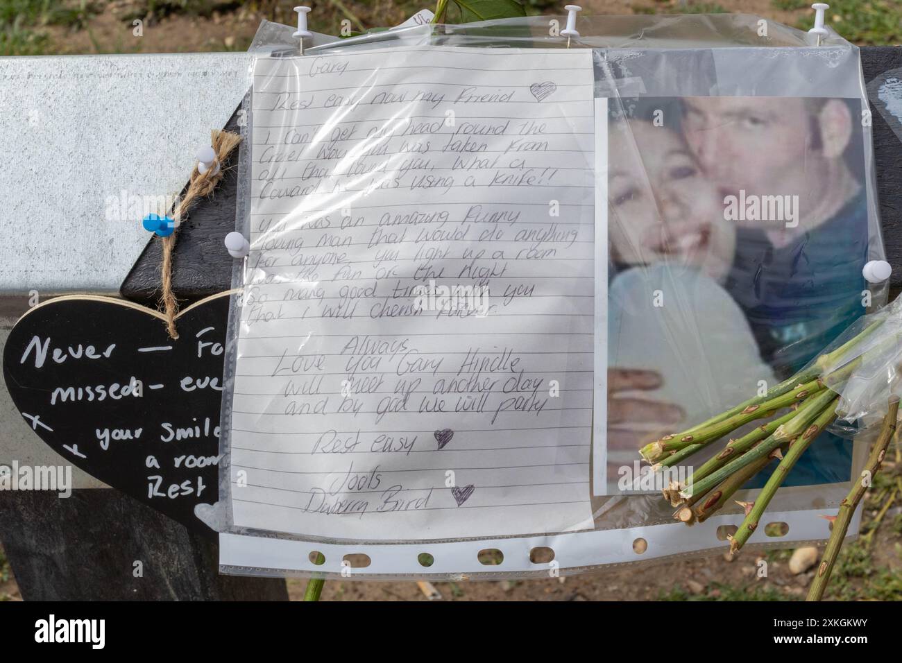 Westcliff on Sea, Großbritannien. Juli 2024. Floral Tributs und Nachrichten, die nach einem tödlichen Messerstecher auf dem Parkplatz der Hamlet Court Road hinterlassen wurden. Gary Hindle, 53, starb am Abend des 18. Juli am Tatort und ein zweites Opfer wurde nach dem Angriff mit schweren Verletzungen ins Krankenhaus gebracht. Barry Mooney, ein 55-jähriger Mann, wurde wegen Mordes, versuchten Mordes und des Besitzes eines mit Klingen oder spitzen gegenständen angeklagt. Penelope Barritt/Alamy Live News Stockfoto