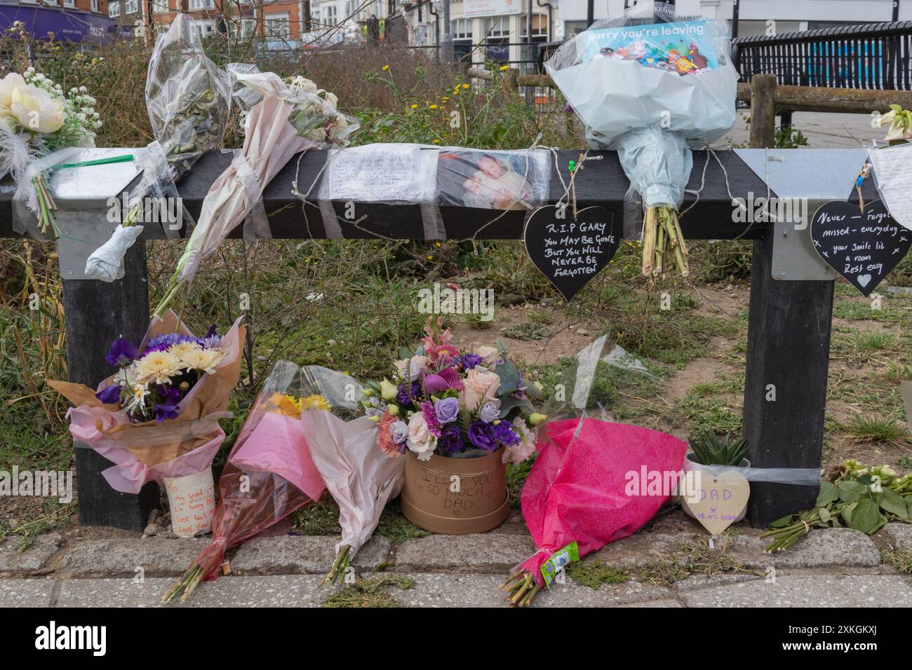 Westcliff on Sea, Großbritannien. Juli 2024. Floral Tributs und Nachrichten, die nach einem tödlichen Messerstecher auf dem Parkplatz der Hamlet Court Road hinterlassen wurden. Gary Hindle, 53, starb am Abend des 18. Juli am Tatort und ein zweites Opfer wurde nach dem Angriff mit schweren Verletzungen ins Krankenhaus gebracht. Barry Mooney, ein 55-jähriger Mann, wurde wegen Mordes, versuchten Mordes und des Besitzes eines mit Klingen oder spitzen gegenständen angeklagt. Penelope Barritt/Alamy Live News Stockfoto