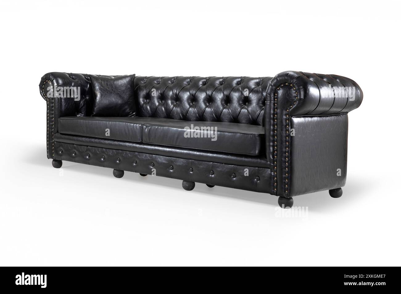 Stilvolles Chesterfield-Ledersofa in klassischem Design, ideal für luxuriöse Innenräume. Stockfoto
