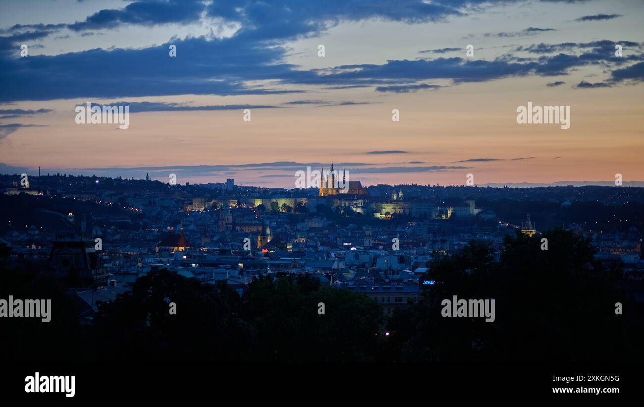 Blick auf den Sonnenuntergang der Prager Stadtlandschaft im Sommer vom Riegrovy Sady Park im Vinohrady-Viertel in Prag, Hauptstadt der Tschechischen Republik am 22. Juli 2024 Stockfoto