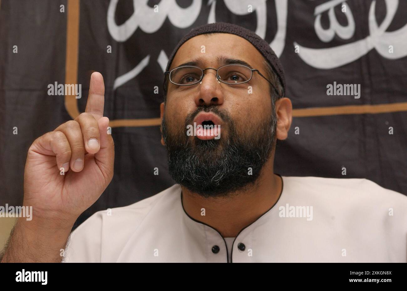 Aktenfoto vom 11. November 09/04 von Anjem Choudary, dem Chef der Muslin-Extremistengruppe Al-Muhajiroun, im Osten Londons, auf einer Pressekonferenz über die Angriffe des 11. September in den USA. Der islamistische Prediger Anjem Choudary wurde vor dem Woolwich Crown Court für schuldig befunden, die Terrororganisation Al-Muhajiroun geleitet und durch Online-Treffen Unterstützung für sie ermutigt zu haben. Ausgabedatum: Dienstag, 23. Juli 2024. Stockfoto