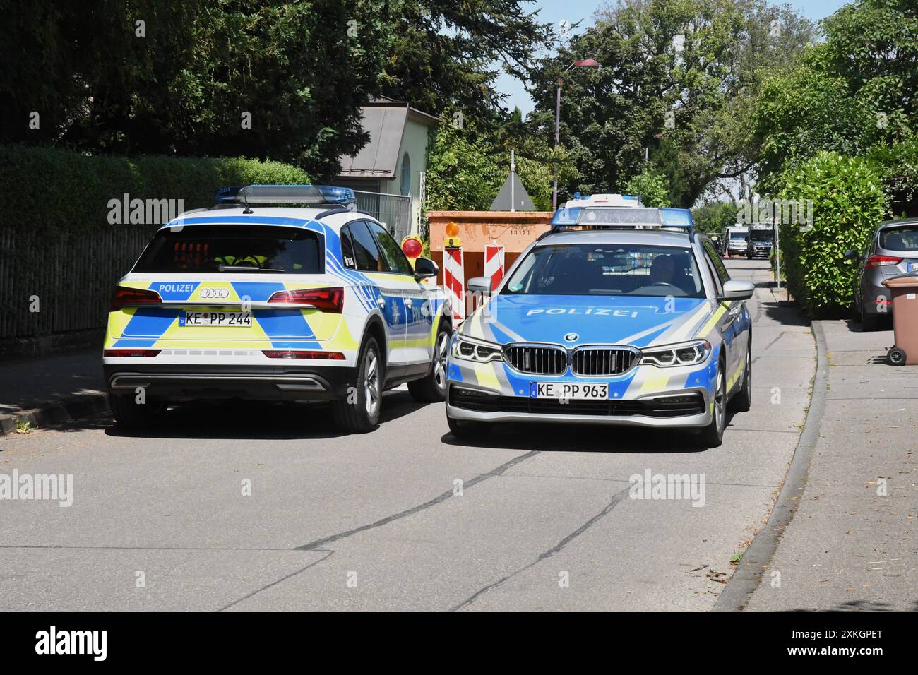 Nonnenhorn, Deutschland. Juli 2024. Polizeiautos parken in der Nähe eines Grundstücks am Bodensee, wo eine leblose Frau gefunden wurde. Die Polizei geht davon aus, dass der Fall eine Straftat ist. Quelle: Florian Bodenmüller/dpa/Alamy Live News Stockfoto