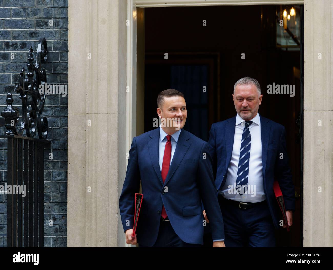 Downing Street, London, Großbritannien. Juli 2024. Die Herren verlassen die wöchentliche Kabinettssitzung. IM BILD: RT Hon Wes Streeting, Secretary of State for Health and Social Care, und Rt Hon Steve Reed, Secretary of State for the Environment, verlassen Downing St BridgetCatterall/AlamyLiveNews Stockfoto
