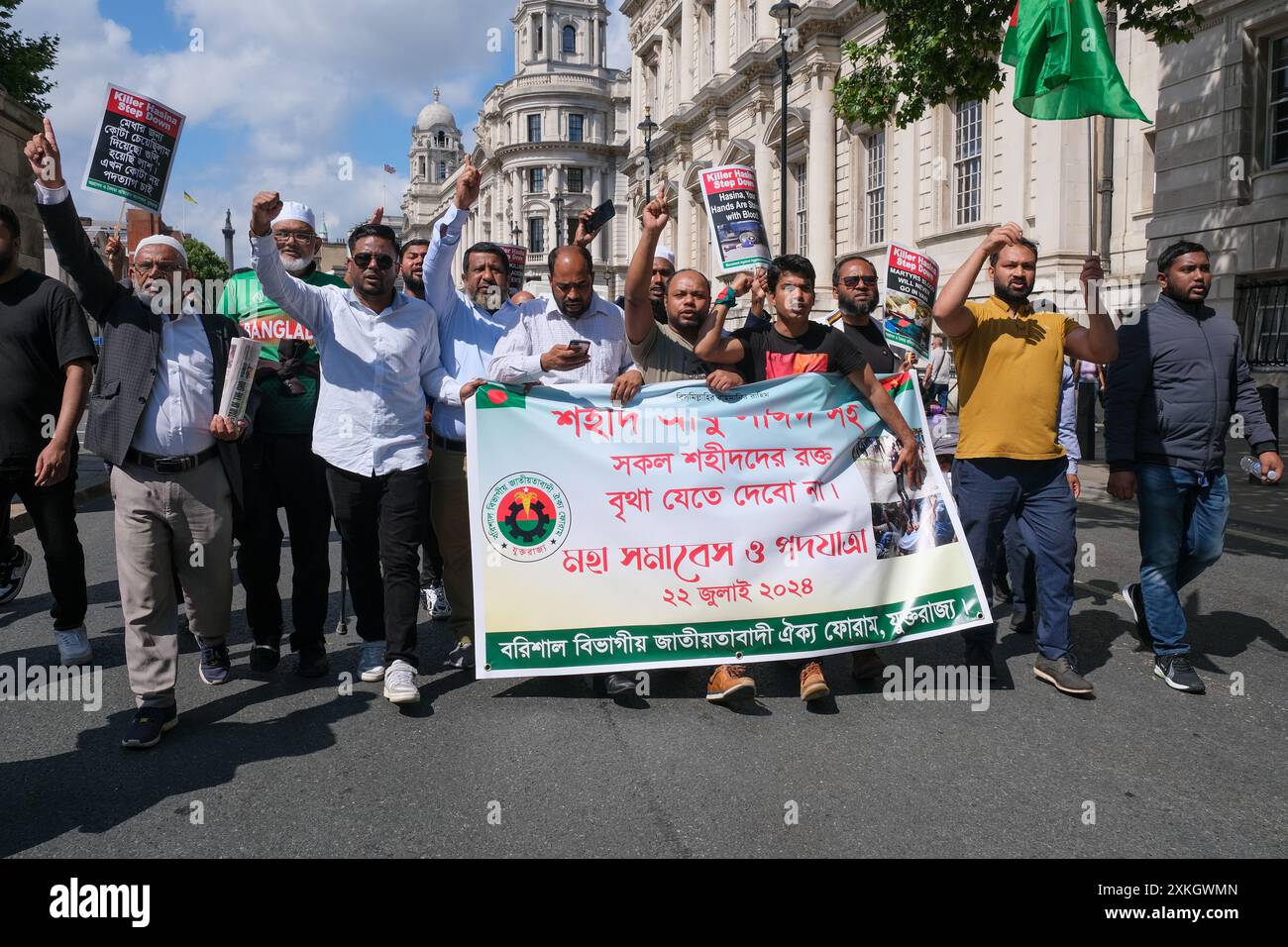 London, UK, 22. Juli 2024. Hunderte von britischen Bangladeschen nahmen an einem solidaritätsmarsch Teil und forderten den Rücktritt von Premierminister Scheich Hasina, nachdem in Südasien Proteste über das staatliche Jobquotensystem für Familien und Veteranen ausgebrochen waren, die an der Befreiungsbewegung von 1971 teilnahmen. Die Proteste in Bangladesch haben zu über 100 Toten geführt, als die Behörden eine Ausgangssperre verhängen und das Internet abschalten, um die Kontrolle über die Situation wiederzuerlangen. Quelle: Eleventh Photography/Alamy Live News Stockfoto