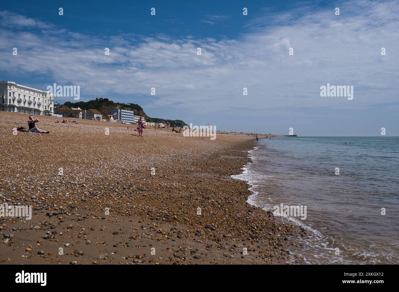 Einheimische genießen einen Nachmittag in der Sommersonne am hastings Beach, East Sussex Stockfoto