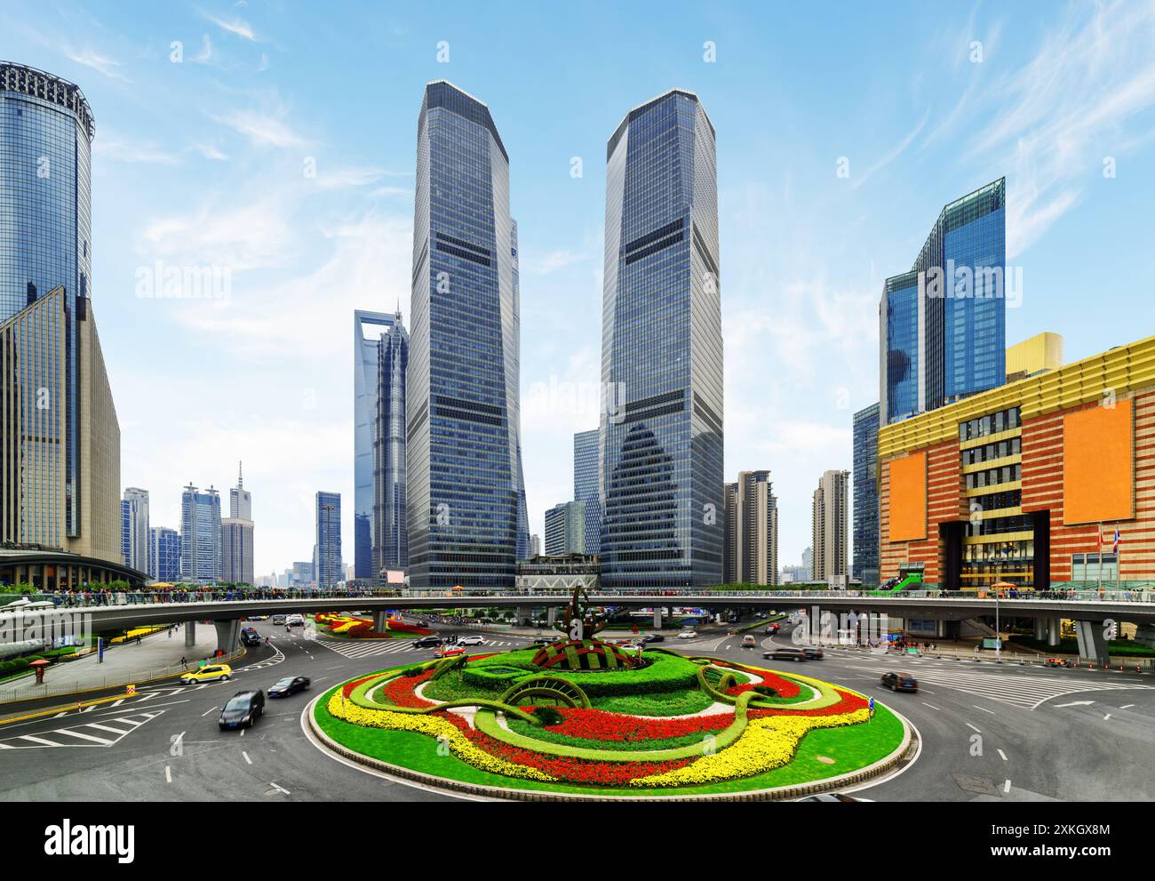 Wolkenkratzer und buntes Blumenbeet am Mingzhu Kreisverkehr Stockfoto