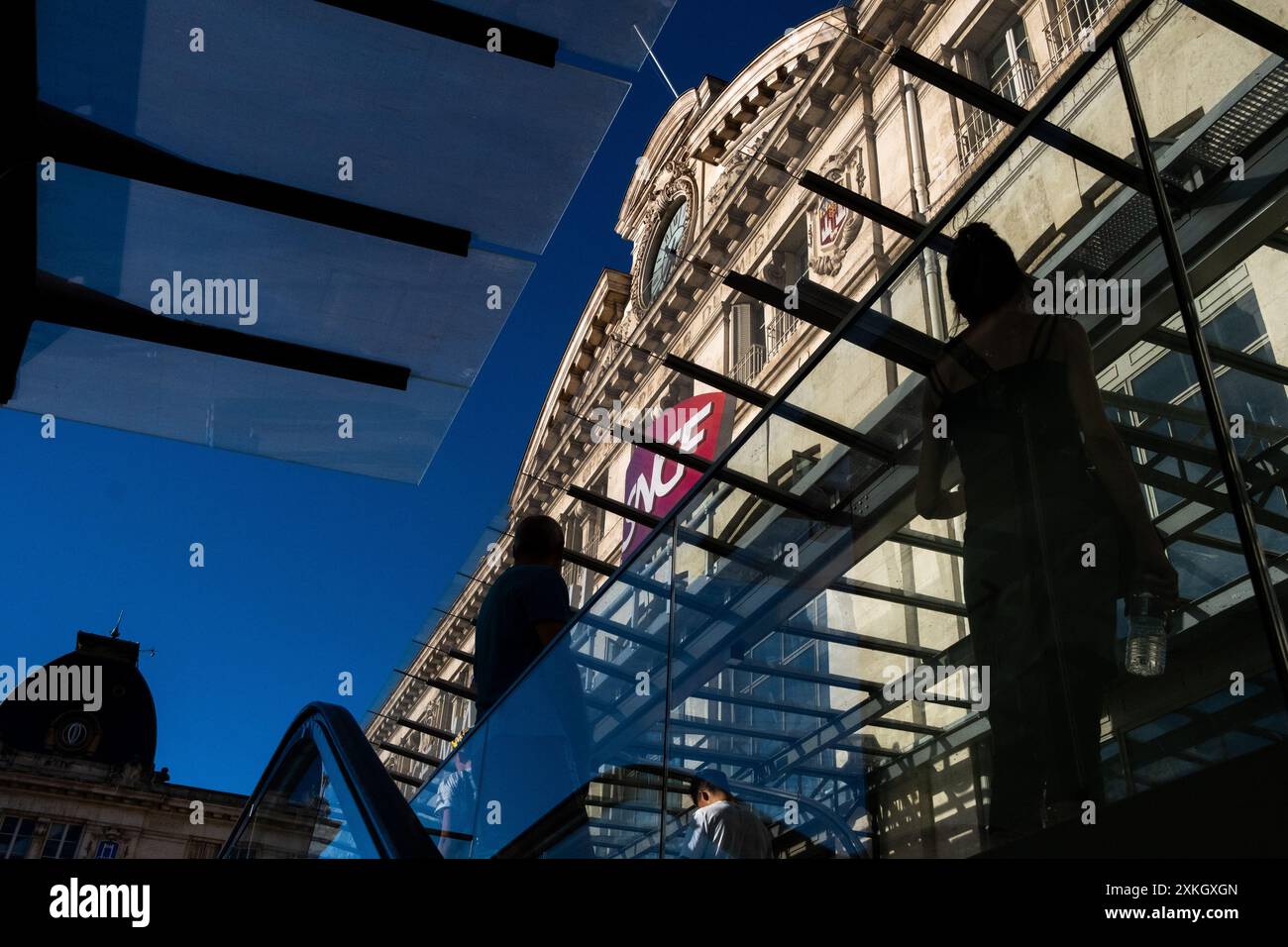 Silhouette der Reisenden vor der Fassade des SNCF-Bahnhofs Toulouse Matabiau im Departement Haute-Garonne in der Region Occitanie Stockfoto