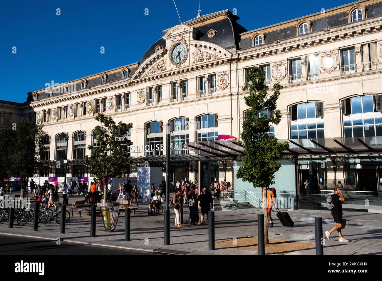 Reisende vor der Fassade des SNCF-Bahnhofs Toulouse Matabiau im Departement Haute-Garonne in der Region Occitanie in Frankreich am 2 Stockfoto