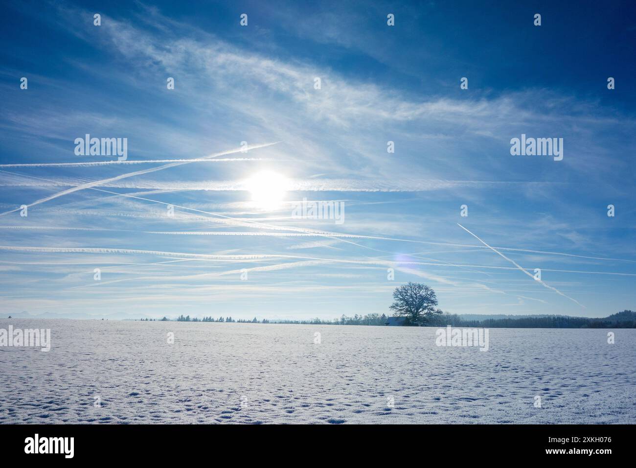 Chemtrails/Kondensationswege Stockfoto