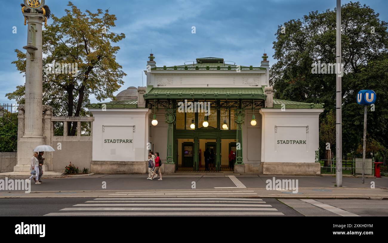 Wien, Österreich, 21. August 2022. Aufnahme am Eingang zur U-Bahn-Station Stadtpark: Einer der ältesten Parks der Stadt. Leute, die vorbeifahren. Kopie sp Stockfoto