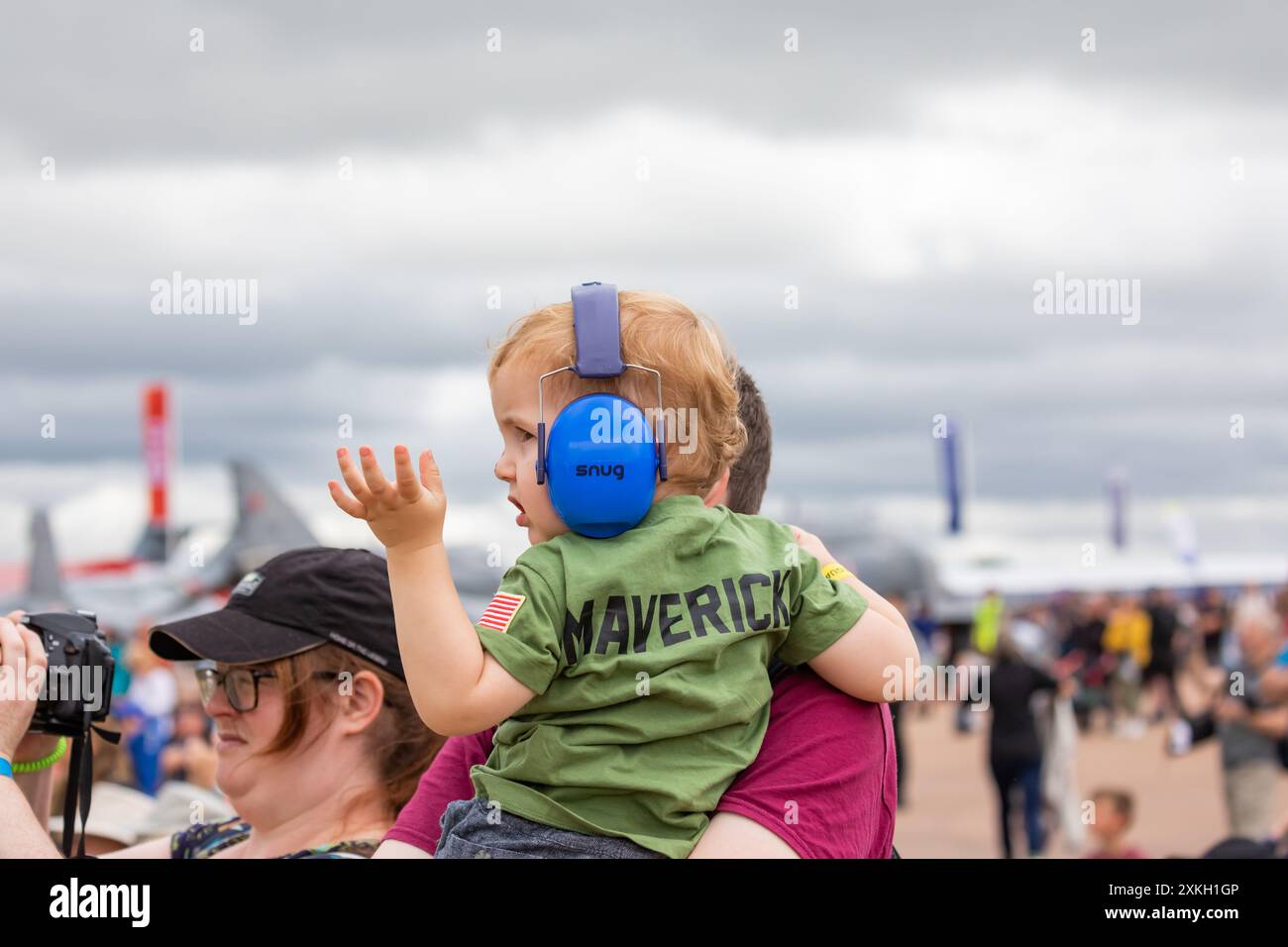 Ein kleiner Junge mit Gehörschützern bei der Royal International Air Tattoo in Fairford, UK 2024 Stockfoto