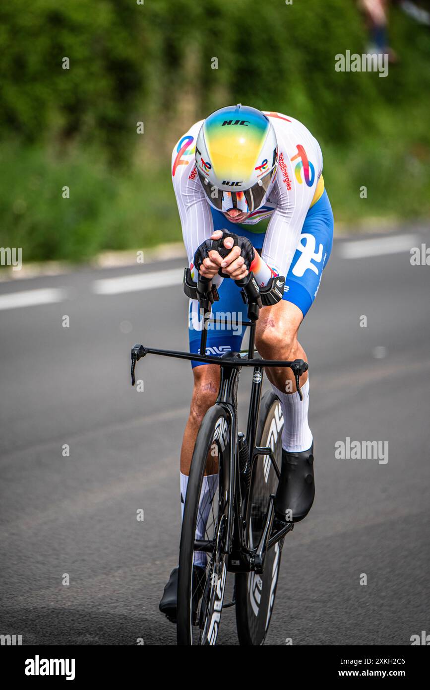 STEFF CRAS von TOTALENERGIES Cycling in der Tour de France Stage 7 TT, zwischen Nuits-Saints-Georges und Gevrey-Chambertin, 24.05.07.24. Stockfoto