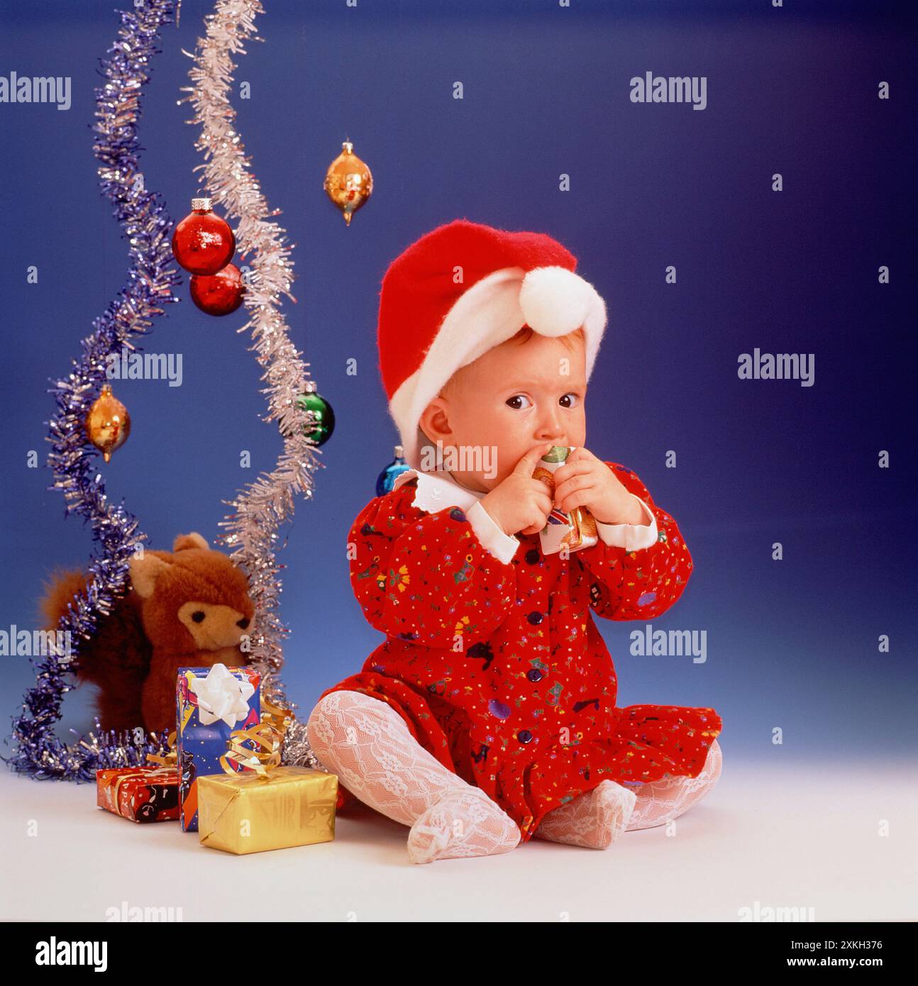 Kinder. Baby, das drinnen sitzt. Weihnachtsdekoration. Stockfoto