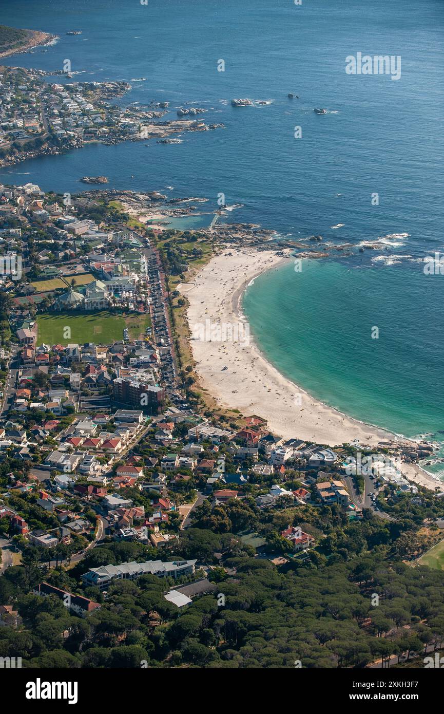 Ein Blick aus der Vogelperspektive mit Blick auf Kapstadt, Westkap, Südafrika. Hochauflösende Bilder von Kapstadt aus einem Hubschrauber. Hochauflösende Bilder. Stockfoto