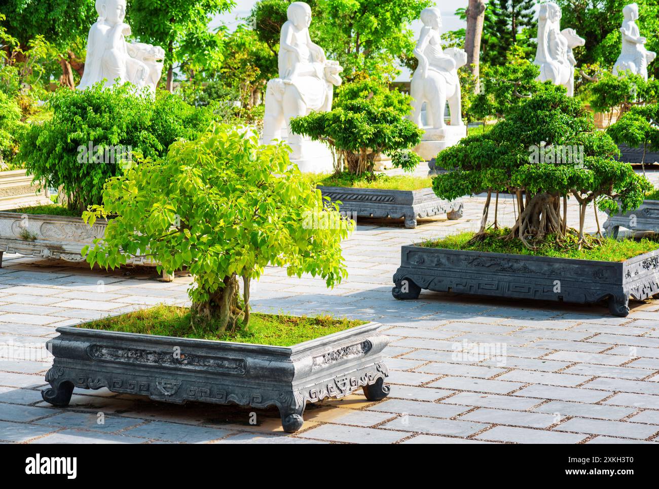 Bonsai Bume wachsen im Freien in einem Garten am Hang mit einer Statue in  einer kleinen Hhle sitzend, Naritasan Tempel, Narita, Japan, 16. April  2012 Stockfotografie - Alamy