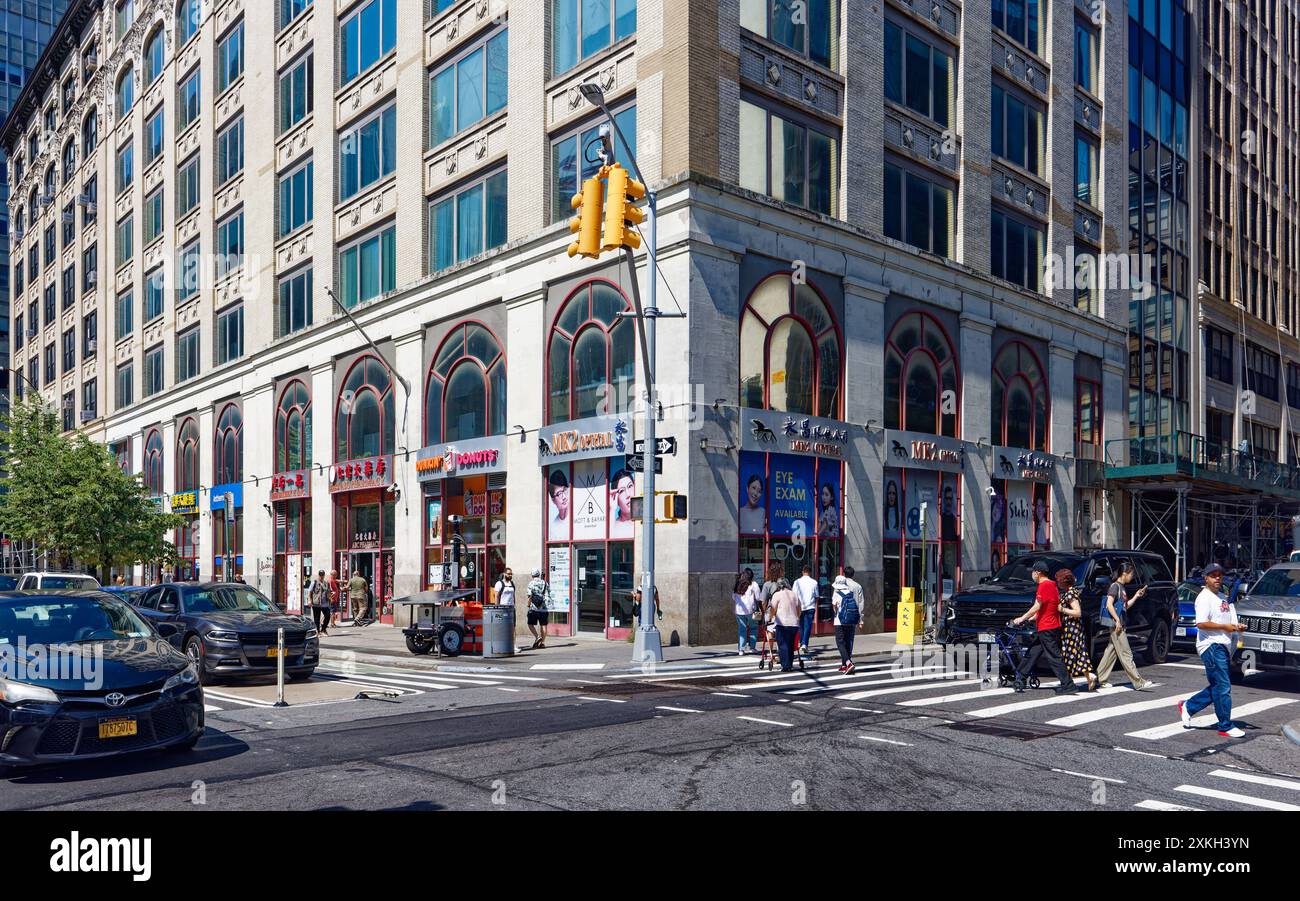 NYC Chinatown: 139 Centre Street ist die nordöstliche Hälfte eines achtstöckigen Loft-Gebäudes, das von Schwartz & Gross entworfen wurde und 1911 errichtet wurde. Stockfoto