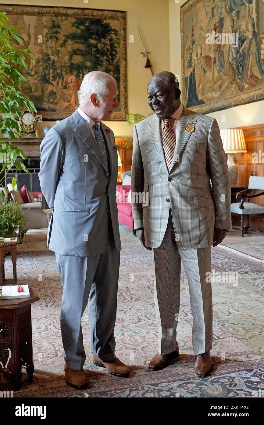 König Karl III. Während einer Audienz mit König der Asantehene, Otumfuo Osei Tutu II. Asantehene auf dem Sandringham Estate in Norfolk. Bilddatum: Dienstag, 23. Juli 2024. Stockfoto