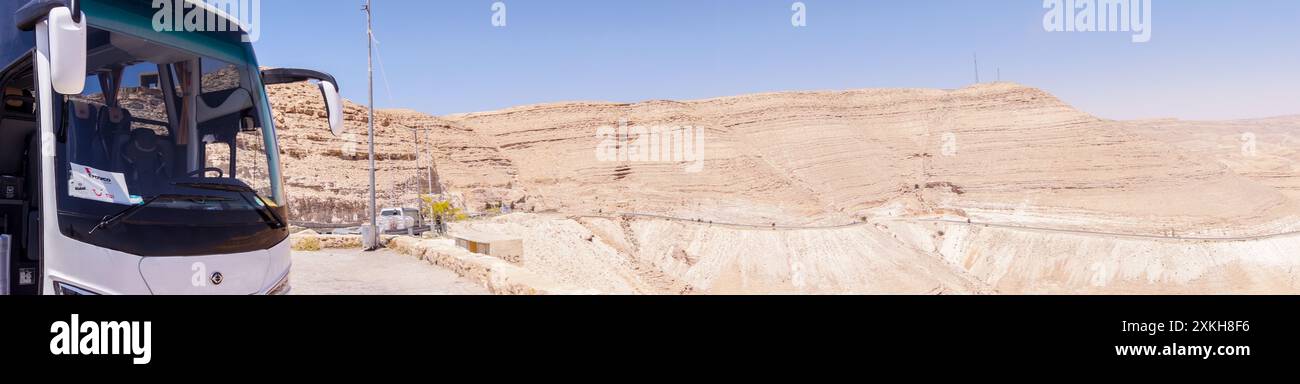 Reisebus und Panoramablick auf die Wüste rund um den Al Mujib Damm, Wadi Mujib, Madaba Gouvernement, Jordanien Stockfoto