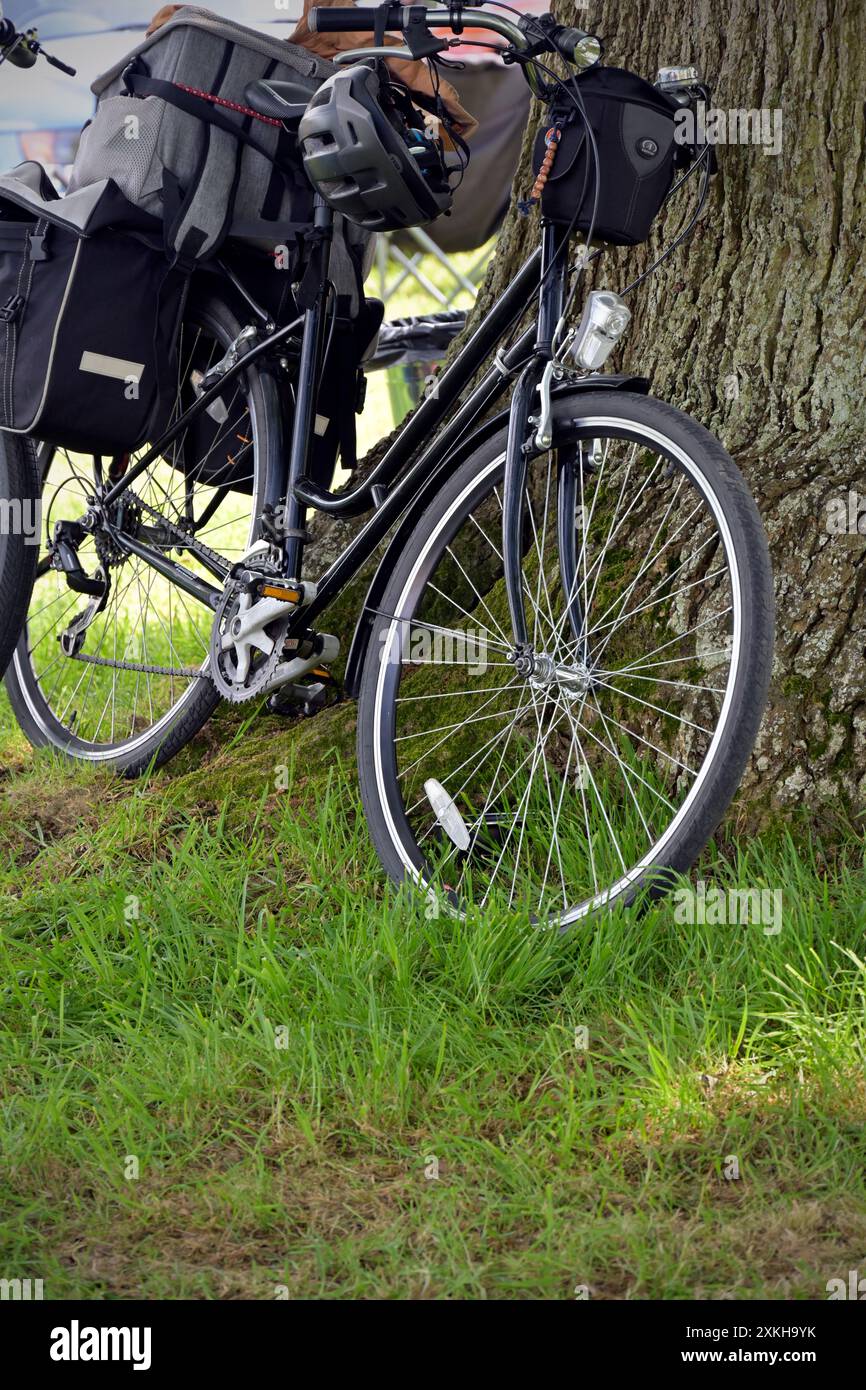 Gut beladenes Fahrrad, das sich an Baumstamm lehnt, Ohrenschmuck, norfolk england Stockfoto