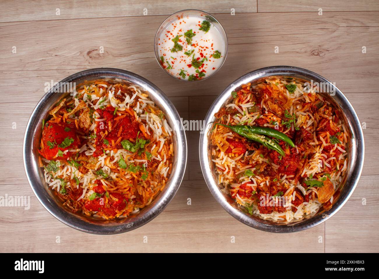 Traditionelles Huhn und Gemüse Dumbiryani mit gemischtem Gemüse serviert mit gemischter Raita, selektiver Fokus Stockfoto
