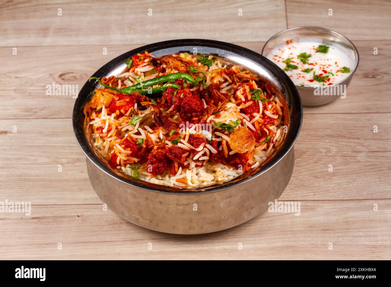 Traditionelles Gemüse Dum Biryani mit gemischtem Gemüse serviert mit gemischter Raita, selektiver Fokus Stockfoto