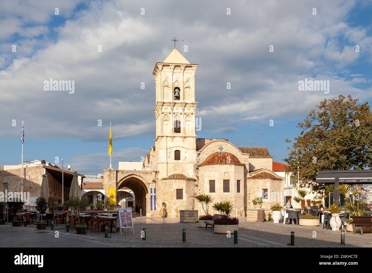 Larnaka, Zypern - 17. Februar 2024: Die Heilige Kirche des Heiligen Lazarus aus dem späten 9. Jahrhundert in der Altstadt. Stockfoto