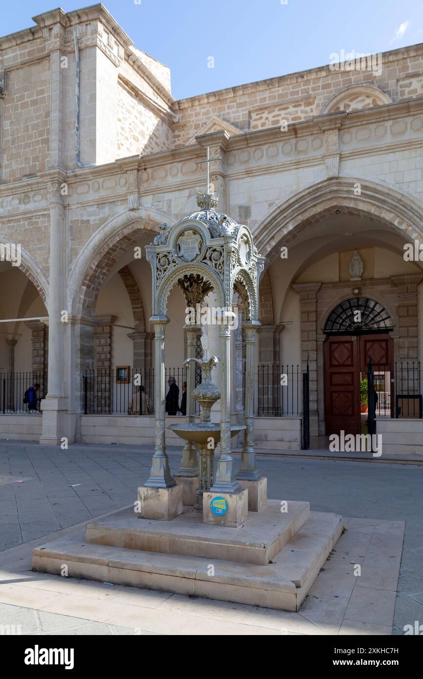 Larnaka, Zypern – 03. März 2024: Das Reihdenkmal wurde Schwester Chambon gegenüber dem Kloster der Schwestern des heiligen Joseph von der Erscheinung entschieden. Stockfoto