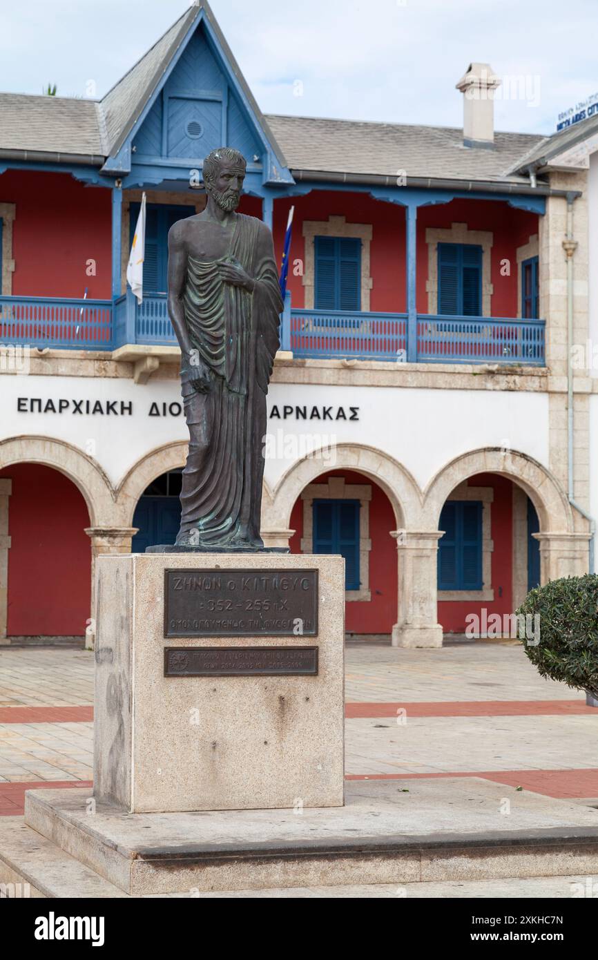 Larnaka, Zypern - 17. Februar 2024: Das Zeno von Citium Monument gegenüber der Bezirksverwaltung Larnaka auf dem Europaplatz. Zeno von Citium war ein He Stockfoto