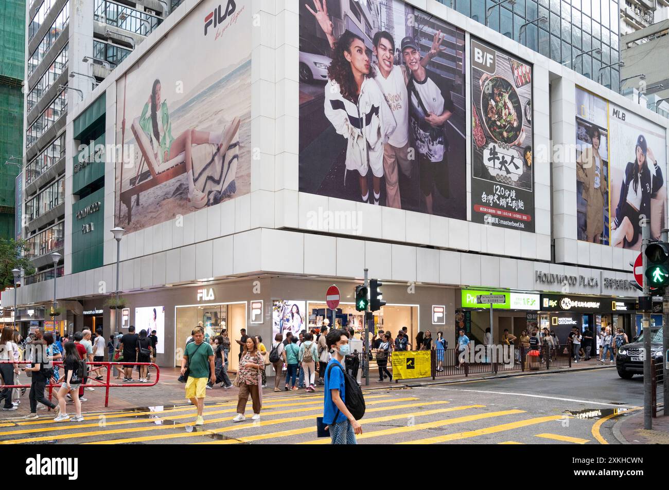 Fußgänger werden vor dem italienischen Sportartikelgeschäft Fila in Hongkong gesehen. Stockfoto