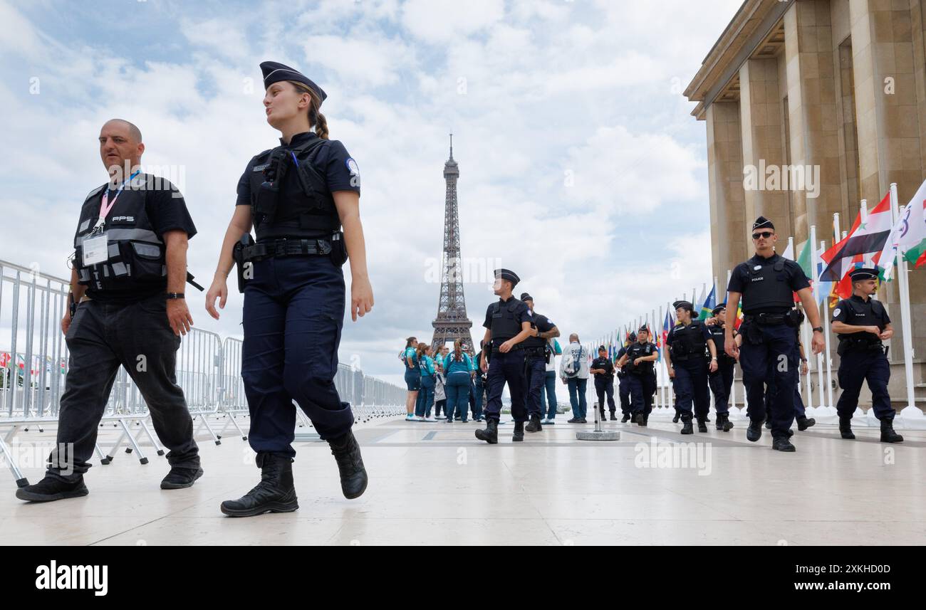 Paris, Frankreich. Juli 2024. Die Polizei wurde am Trocadero-Ort der Eröffnungszeremonie mit dem Eiffelturm (C) am Dienstag, den 23. Juli 2024, während der Vorbereitungen für die Olympischen Spiele 2024 in Frankreich abgebildet. Die Olympischen Sommerspiele 2024 finden vom 26. Juli bis 11. August in Paris statt. Die belgische Delegation zählt 165 Athleten in 21 Sportarten. BELGA FOTO BENOIT DOPPAGNE Credit: Belga News Agency/Alamy Live News Stockfoto