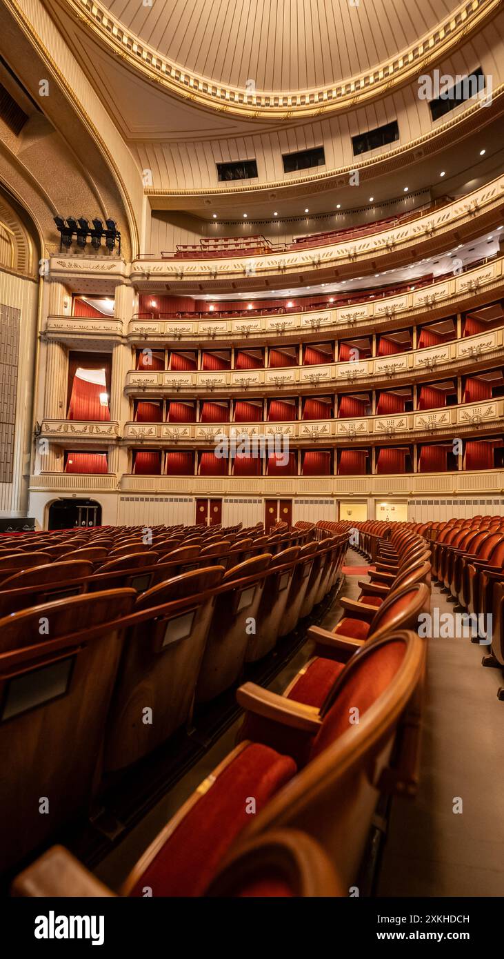 Innenraum des Auditoriums der Wiener Staatsoper Stockfoto