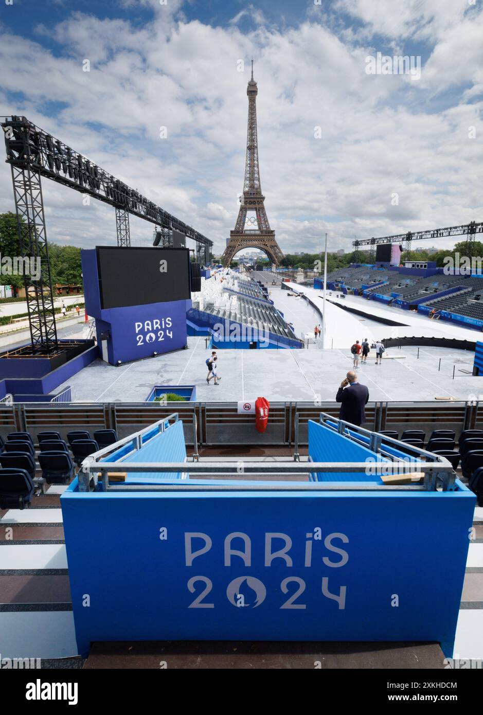 Paris, Frankreich. Juli 2024. Der Ort der Eröffnungszeremonie in Trocadero mit dem Eiffelturm (C) am Dienstag, den 23. Juli 2024, während der Vorbereitungen für die Olympischen Spiele in Paris 2024 in Frankreich. Die Olympischen Sommerspiele 2024 finden vom 26. Juli bis 11. August in Paris statt. Die belgische Delegation zählt 165 Athleten in 21 Sportarten. BELGA FOTO BENOIT DOPPAGNE Credit: Belga News Agency/Alamy Live News Stockfoto