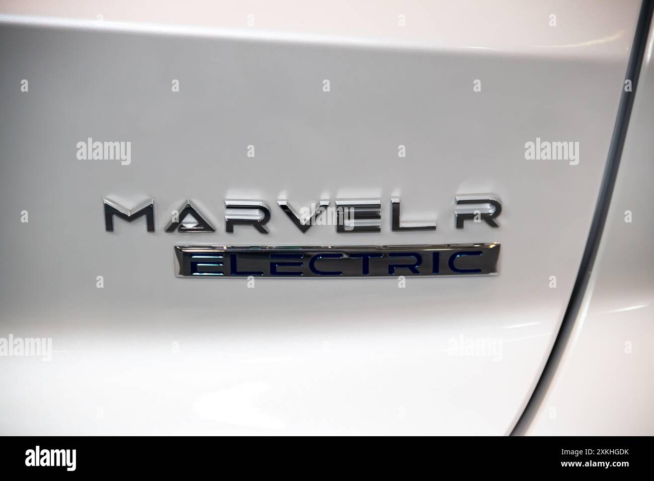 Das Heck-Emblem und die Rückleuchten des White MG Marvel R zeigen das moderne Design und das unverwechselbare Branding des Fahrzeugs mit schlanken, beleuchteten Rückleuchten Stockfoto