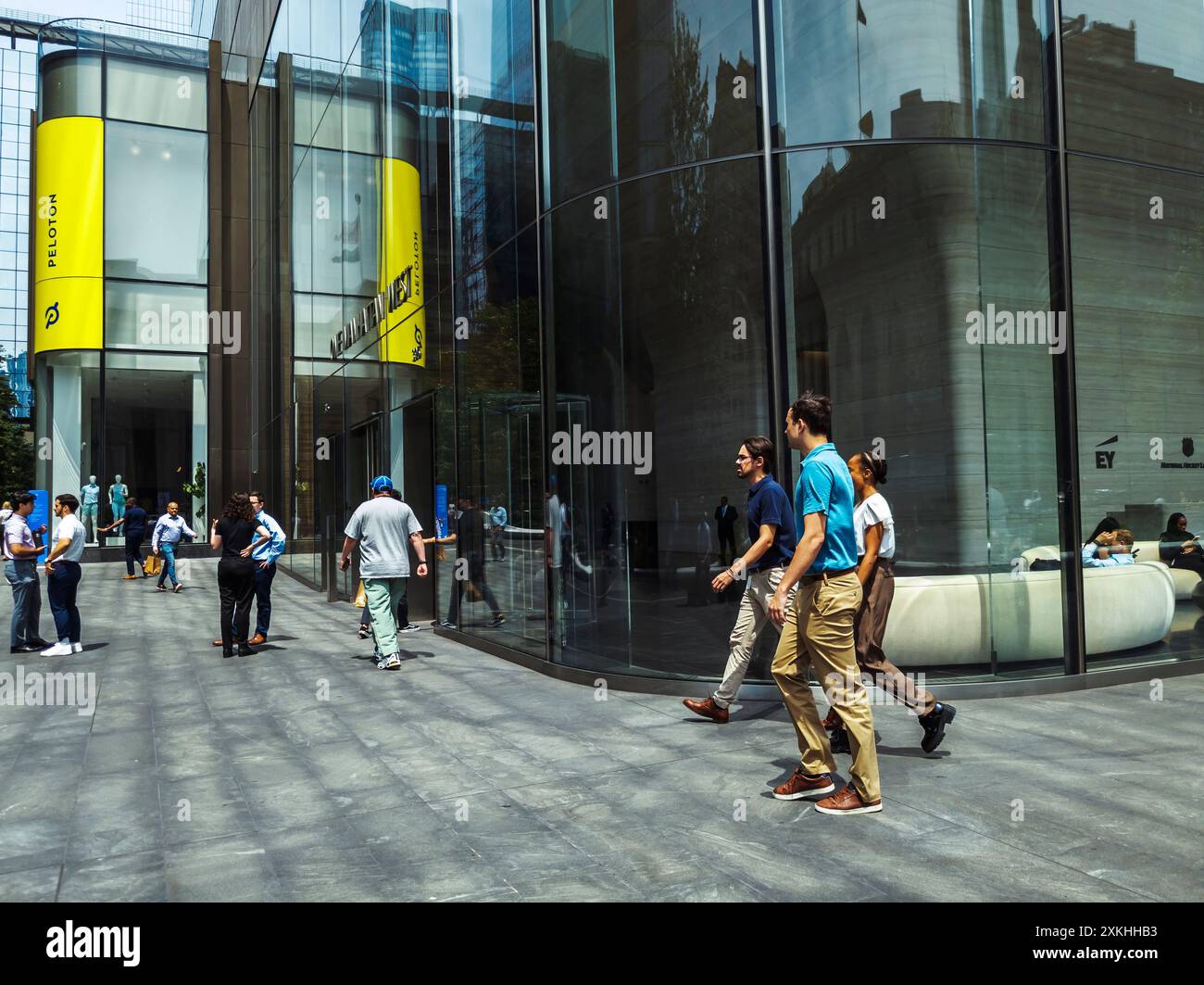 Büroangestellte betreten und verlassen einen Manhattan West in New York während der Mittagspause am Dienstag, den 9. Juli 2024 (© Richard B. Levine) Stockfoto