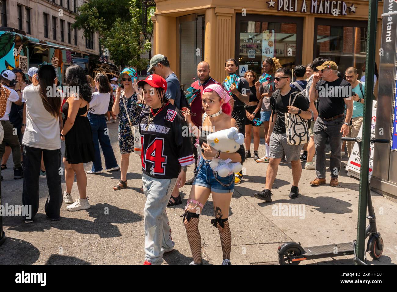 Eisliebhaber schlagen die Hitze und strömen am Mittwoch, den 10. Juli 2024, zum Van Leeuwen X Puerto Rico, um eine Pi-A Colada Eismarke auf dem Union Square in New York zu aktivieren. Heiße und feuchte Bedingungen in der Stadt bestehen nach wie vor, während die Hitzeberatung ihren fünften Tag einnimmt (© Richard B. Levine) Stockfoto