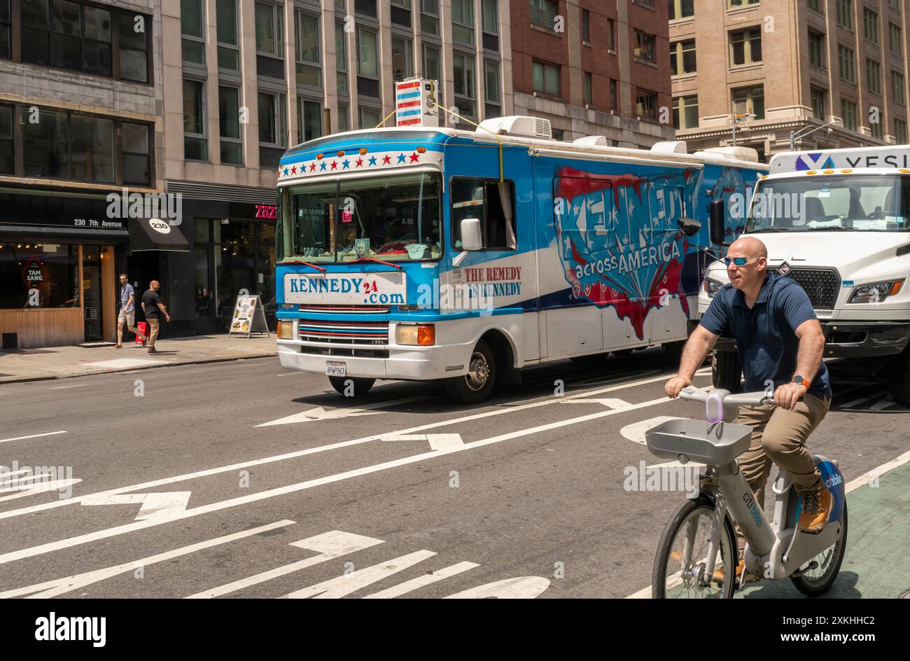 Ein Freizeitfahrzeug, das mit Werbung bestückt ist, um Spendenaktionen für Robert F. Kennedys Präsidentschaftskampagne am Mittwoch, den 10. Juli 2024, in Chelsea in New York zu fördern. (© Richard B. Levine) Stockfoto