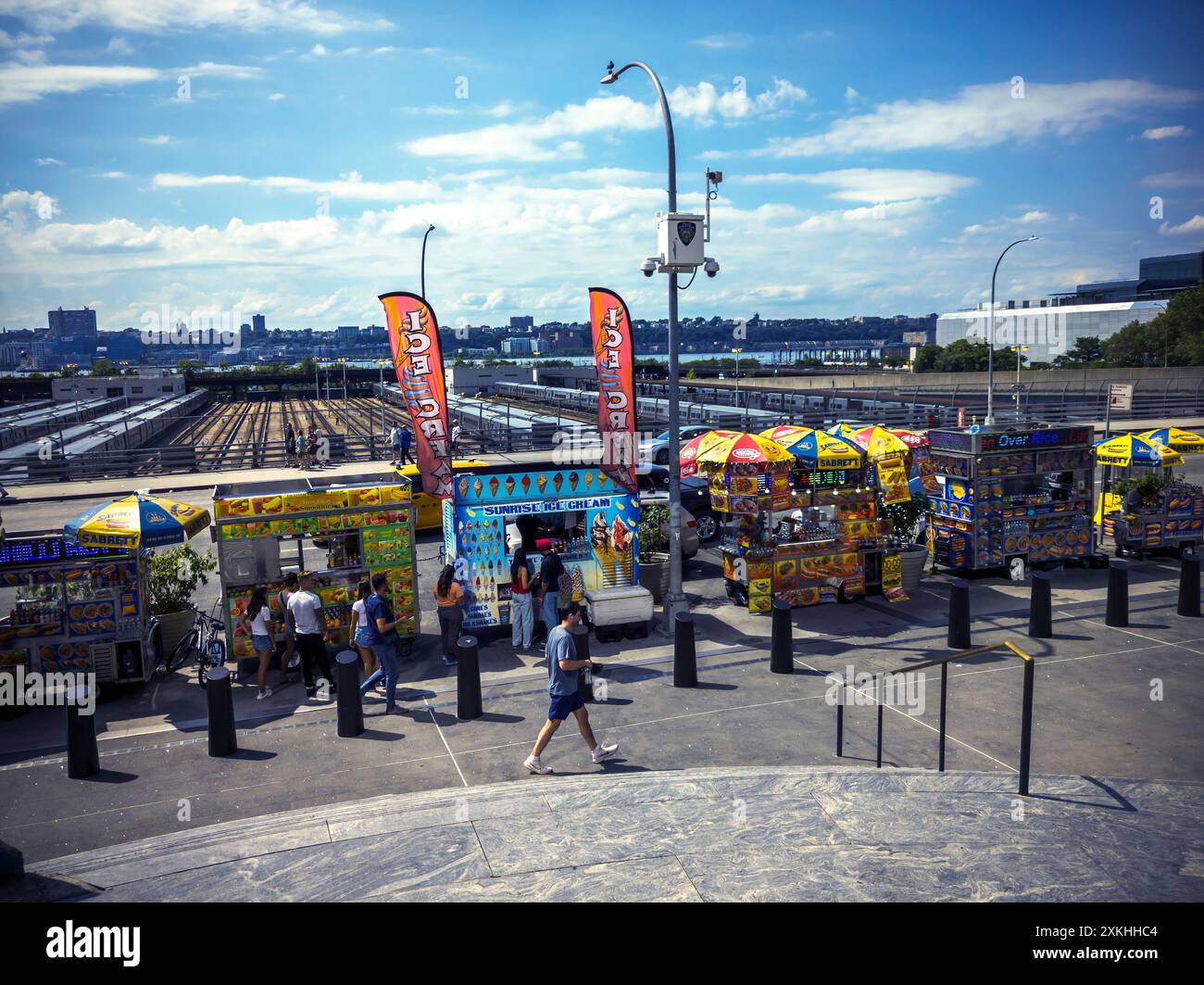 Lebensmittelhändler vor Hudson Yards in New York am Sonntag, 7. Juli 2024. Hinter den Verkäufern befinden sich die Amtrak-Bahnhöfe, wo vorgeschlagen wird, ein 80-stöckiges Hotel/Kasino auf einem Bahnsteig über den Bahnhöfen zu bauen. (© Richard B. Levine) Stockfoto