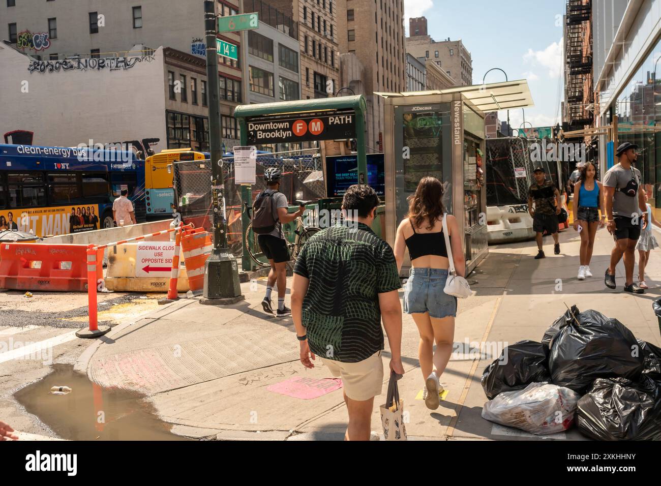 U-Bahn-Eingang an der geschäftigen Ecke West 14th Street und Sixth Avenue an der Grenze zwischen Greenwich Village und Chelsea in New York am Samstag, 13. Juli 2024. (© Richard B. Levine) Stockfoto