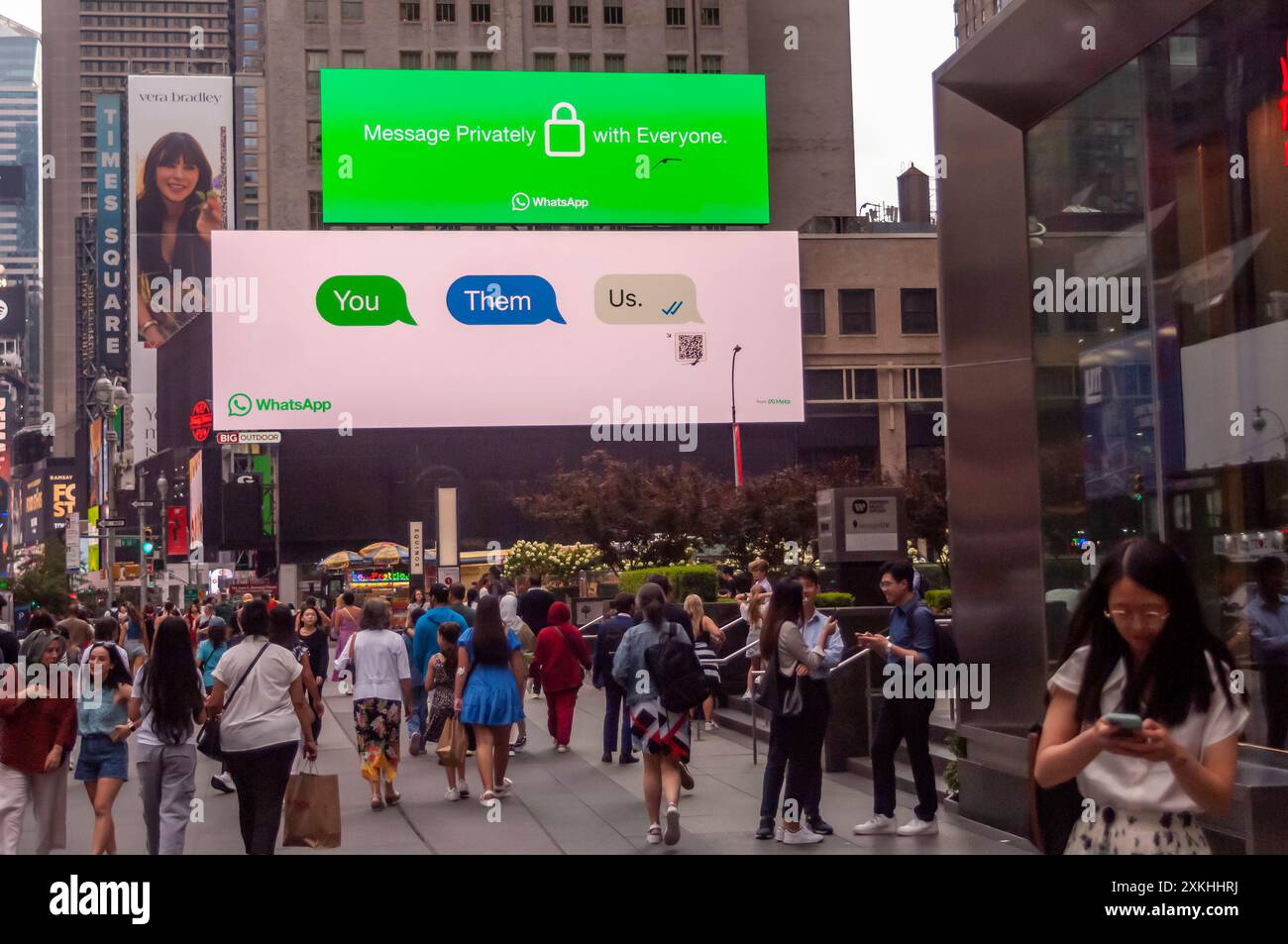 Eine Plakatwerbung für WhatsApp am Times Square in New York am Mittwoch, 17. Juli 2024. WhatsApp oder WhatsApp Messenger, wie es manchmal auch genannt wird, gehört Meta Platforms, ehemals Facebook. (© Richard B. Levine) Stockfoto