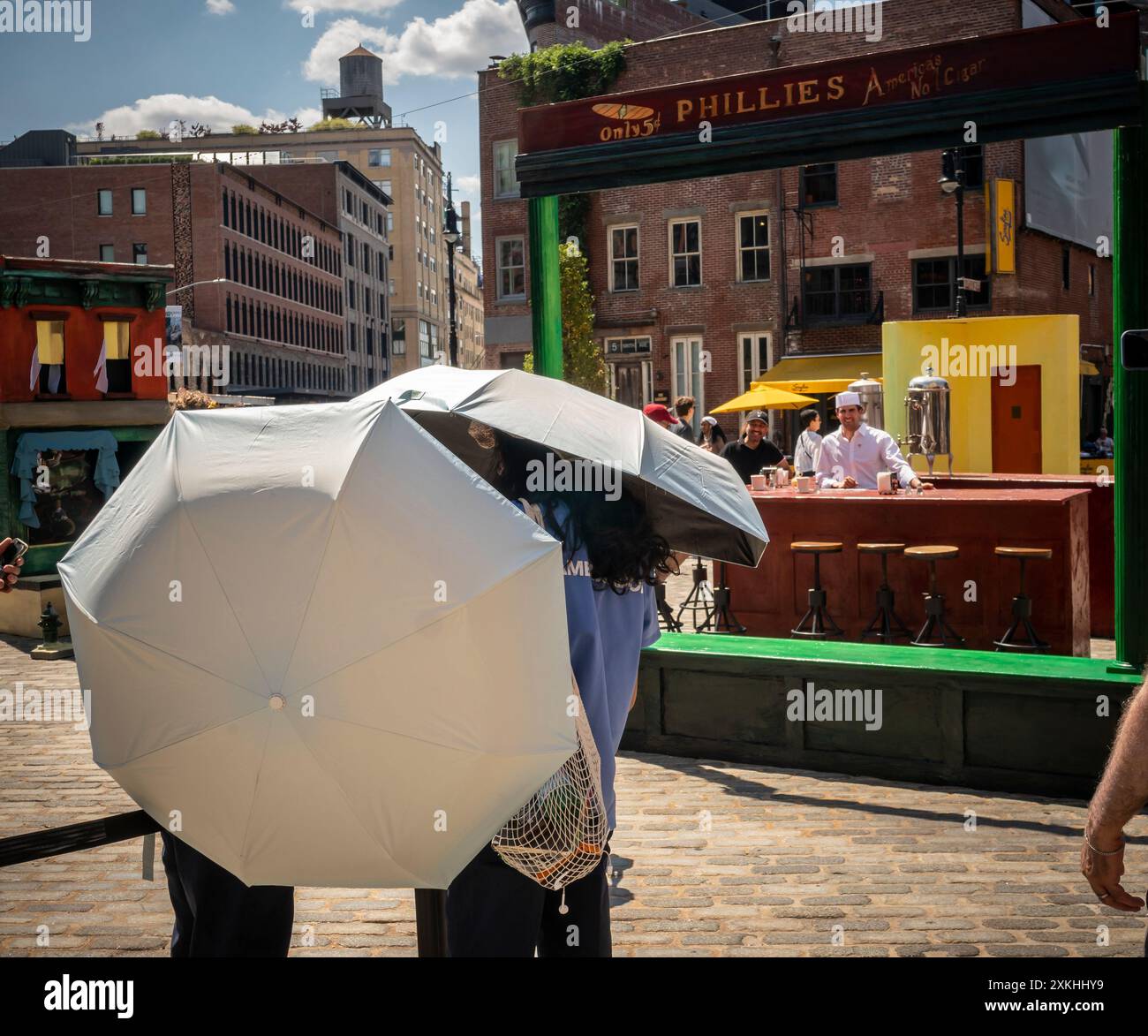 Besucher des Meatpacking District posieren am Freitag, den 19. Juli 2024, für Fotos in dreidimensionalen Nachbildungen der berühmten Edward Hopper Paintings, Nighthawks, Early Sunday Morning und Soir Bleu. Die Ausstellung feiert in Zusammenarbeit mit dem Whitney Museum den 142. Geburtstag von Edward Hoppers am 22. Juli. Das Whitney verfügt über die größte Sammlung von Hopper-Gemälden. (© Richard B. Levine) Stockfoto