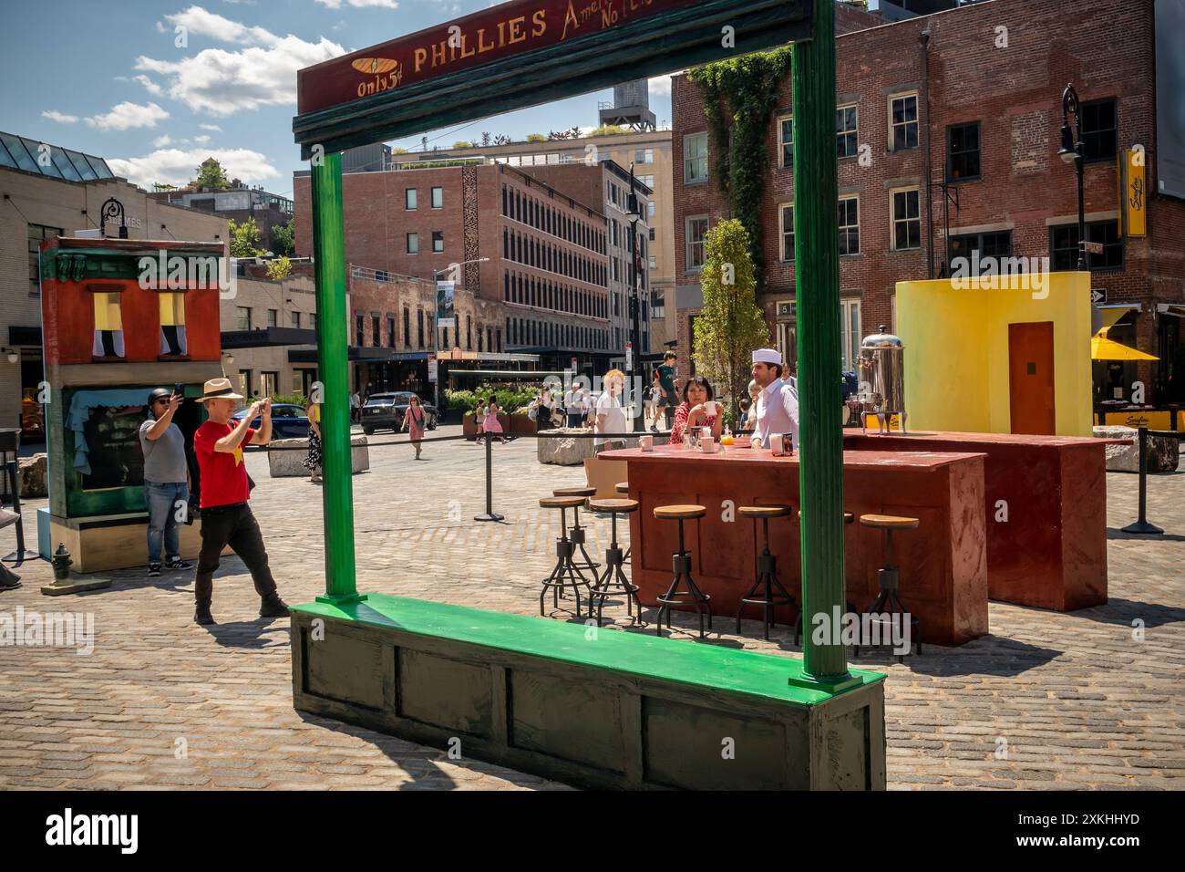 Besucher des Meatpacking District posieren am Freitag, den 19. Juli 2024, für Fotos in dreidimensionalen Nachbildungen der berühmten Edward Hopper Paintings, Nighthawks, Early Sunday Morning und Soir Bleu. Die Ausstellung feiert in Zusammenarbeit mit dem Whitney Museum den 142. Geburtstag von Edward Hoppers am 22. Juli. Das Whitney verfügt über die größte Sammlung von Hopper-Gemälden. (© Richard B. Levine) Stockfoto