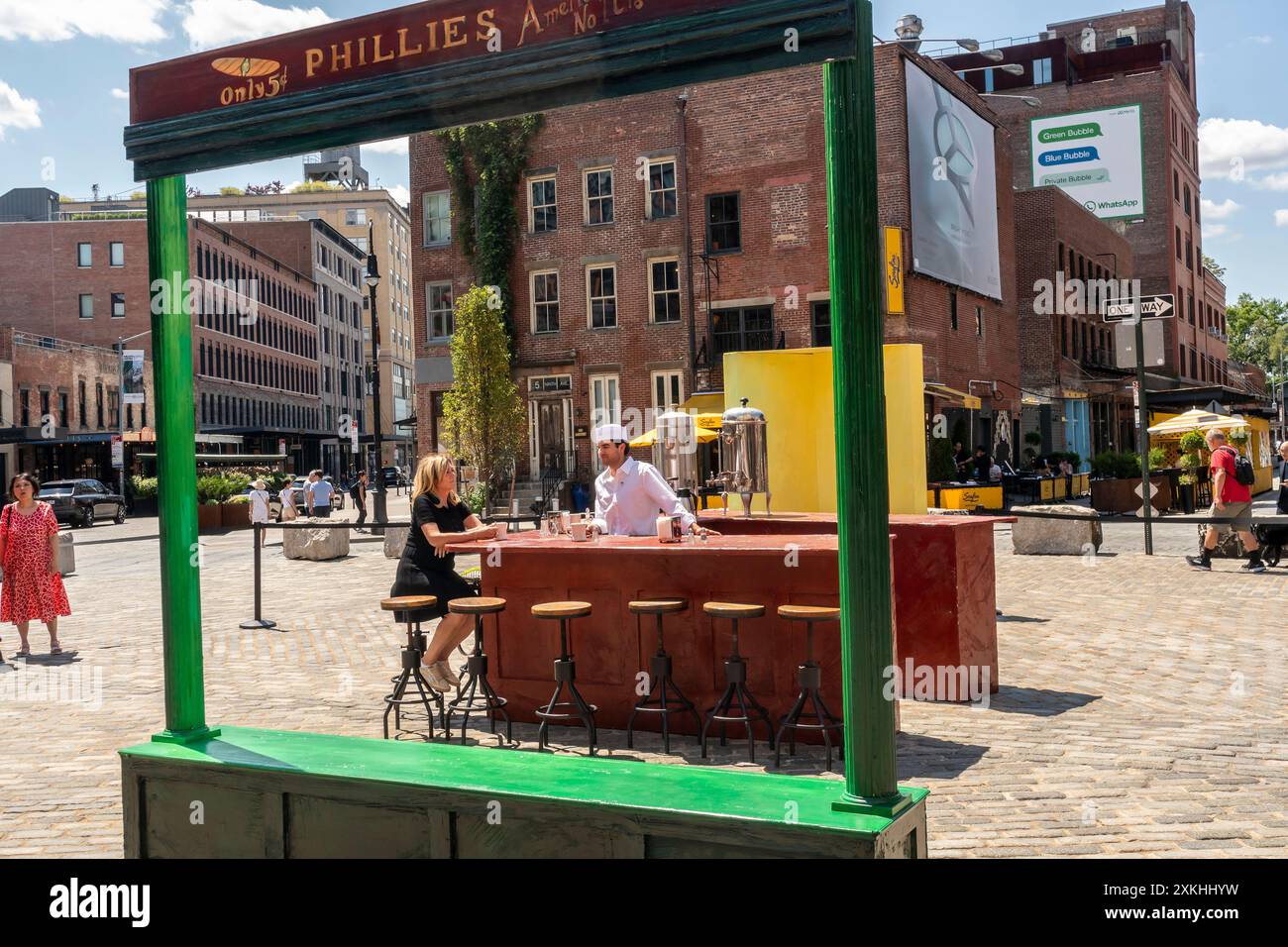 Besucher des Meatpacking District posieren am Freitag, den 19. Juli 2024, für Fotos in dreidimensionalen Nachbildungen der berühmten Edward Hopper Paintings, Nighthawks, Early Sunday Morning und Soir Bleu. Die Ausstellung feiert in Zusammenarbeit mit dem Whitney Museum den 142. Geburtstag von Edward Hoppers am 22. Juli. Das Whitney verfügt über die größte Sammlung von Hopper-Gemälden. (© Richard B. Levine) Stockfoto