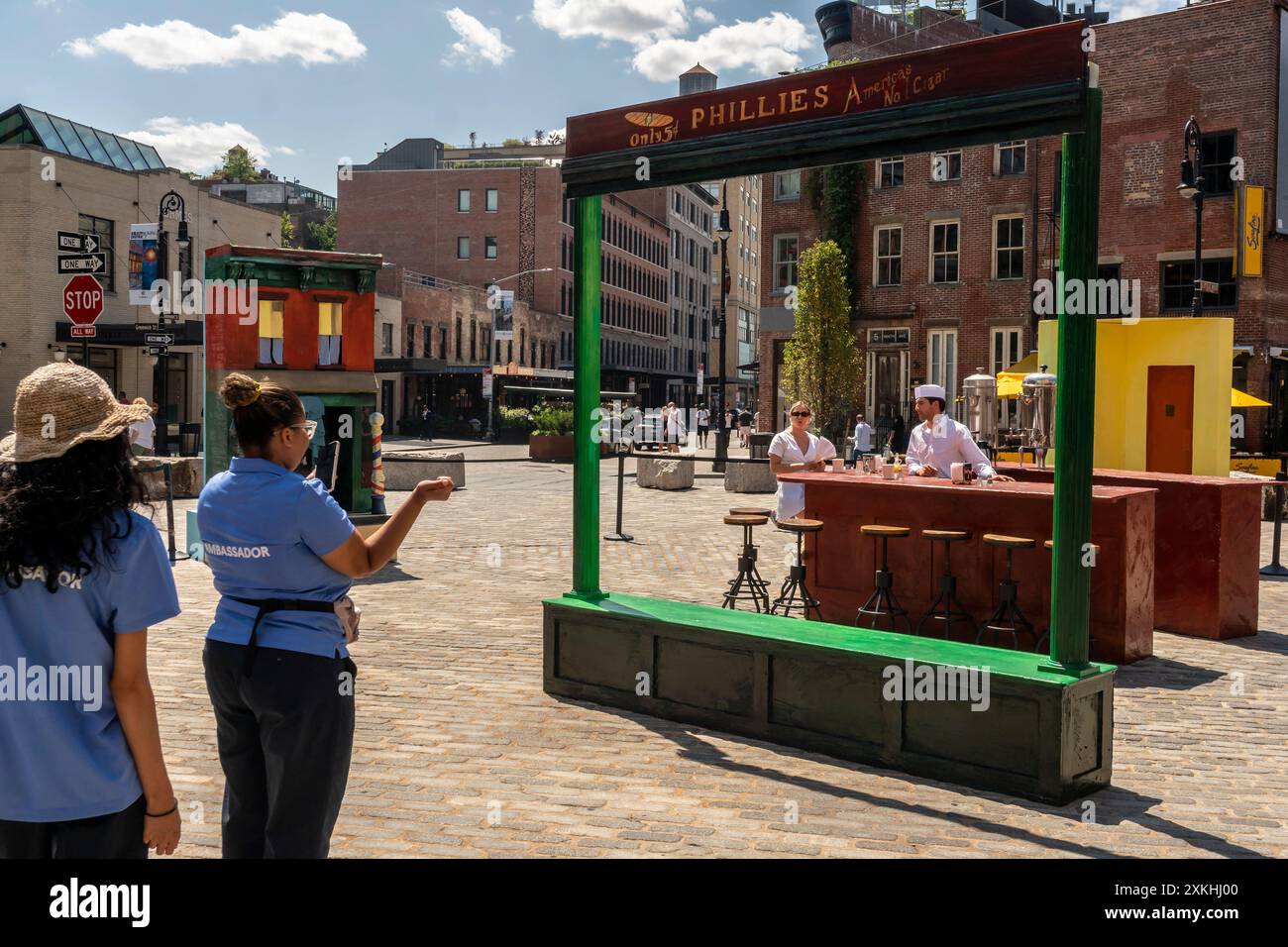 Besucher des Meatpacking District posieren am Freitag, den 19. Juli 2024, für Fotos in dreidimensionalen Nachbildungen der berühmten Edward Hopper Paintings, Nighthawks, Early Sunday Morning und Soir Bleu. Die Ausstellung feiert in Zusammenarbeit mit dem Whitney Museum den 142. Geburtstag von Edward Hoppers am 22. Juli. Das Whitney verfügt über die größte Sammlung von Hopper-Gemälden. (© Richard B. Levine) Stockfoto