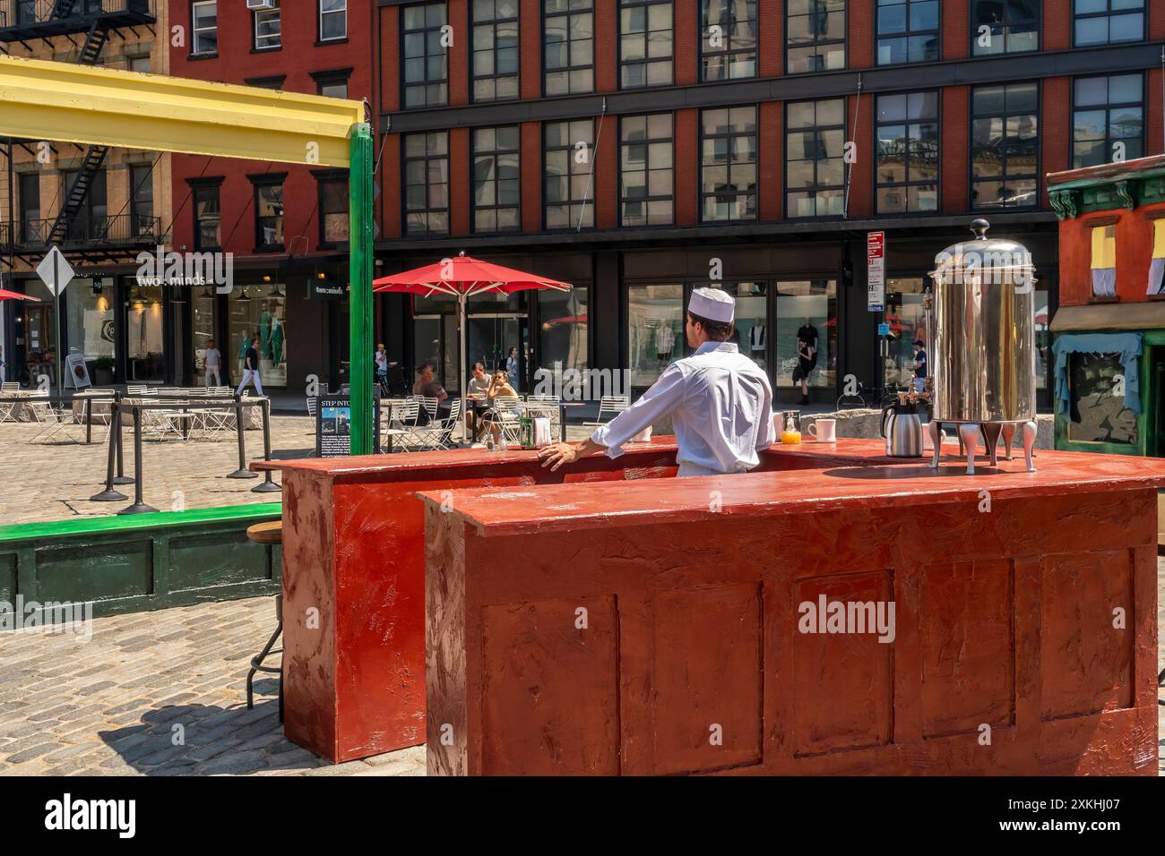 Besucher des Meatpacking District posieren am Freitag, den 19. Juli 2024, für Fotos in dreidimensionalen Nachbildungen der berühmten Edward Hopper Paintings, Nighthawks, Early Sunday Morning und Soir Bleu. Die Ausstellung feiert in Zusammenarbeit mit dem Whitney Museum den 142. Geburtstag von Edward Hoppers am 22. Juli. Das Whitney verfügt über die größte Sammlung von Hopper-Gemälden. (© Richard B. Levine) Stockfoto