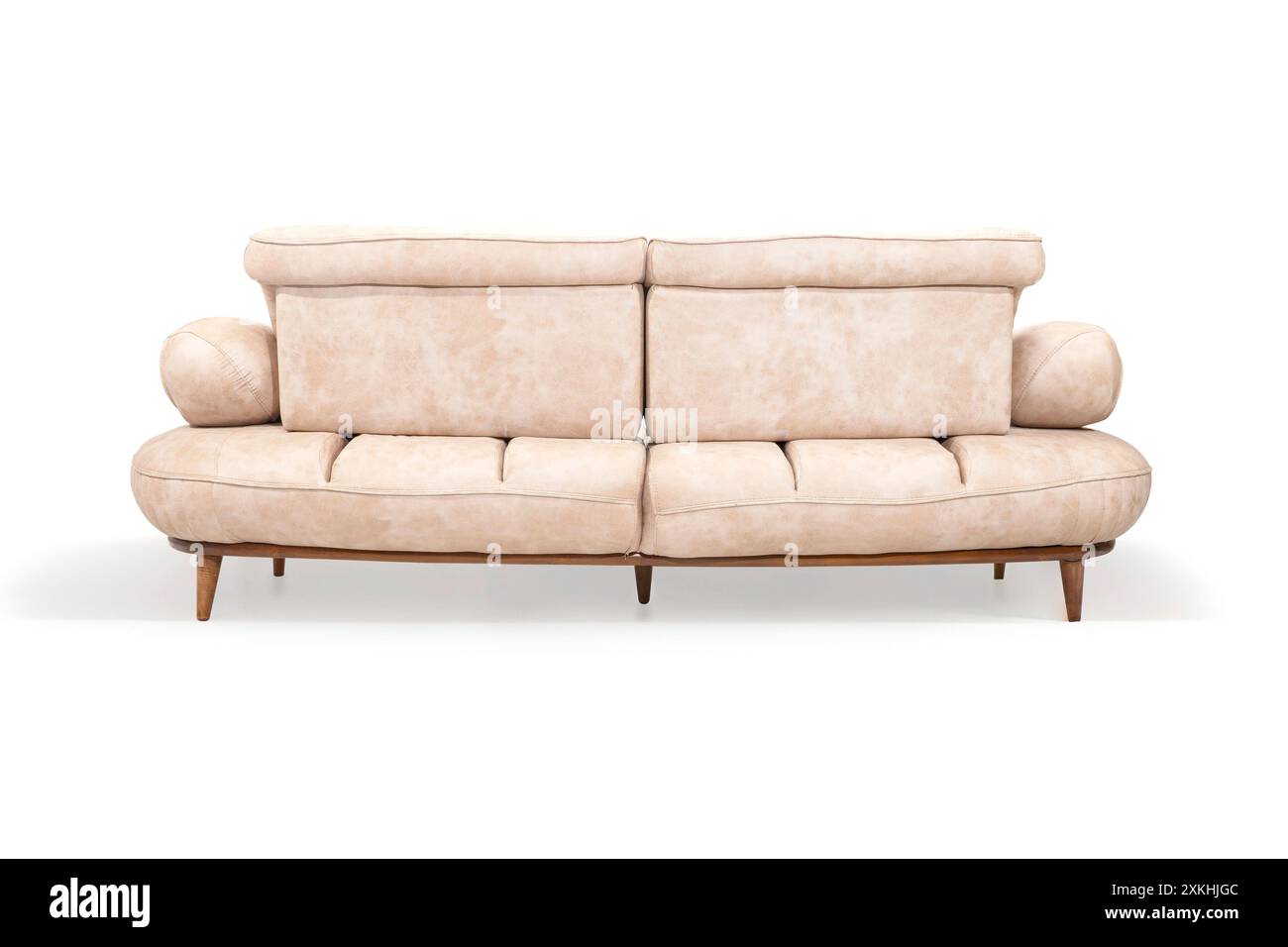 Modernes beigefarbenes Sofa mit bequemer Rückenlehne und Holzbeinen Stockfoto