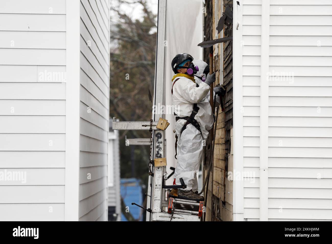 Entfernung von Asbestschindeln außen, Rehabilitation von Wohngebäuden, Boston, Massachusetts Stockfoto