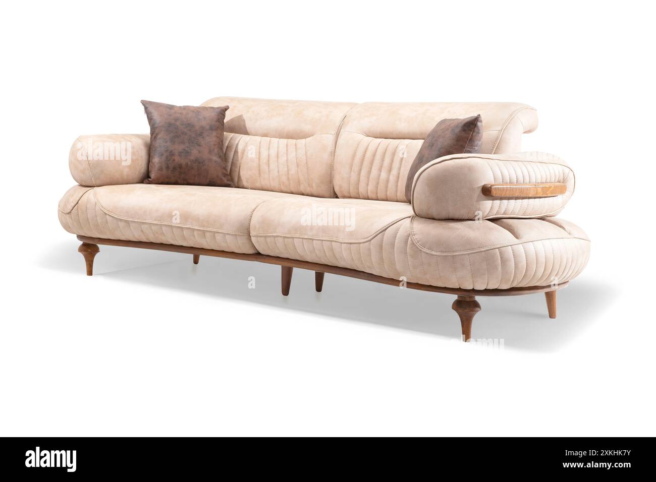 Modernes beigefarbenes Sofa mit bequemer Rückenlehne und Holzbeinen Stockfoto