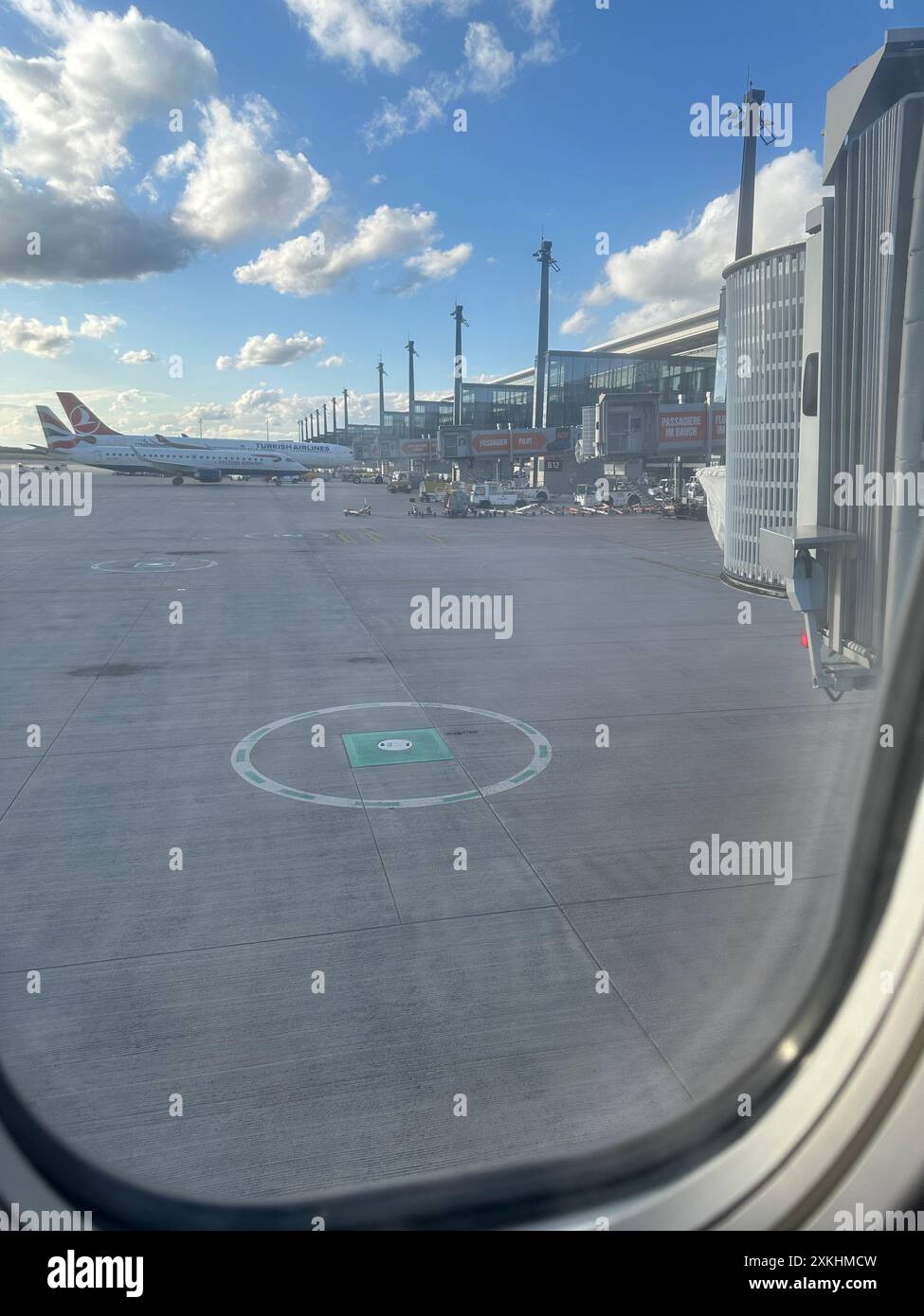 Berlin, Deutschland - 3. Juli 2024: Moderne Flugzeuge im Flughafen Berlin Brandenburg, Blick vom Fenster Stockfoto